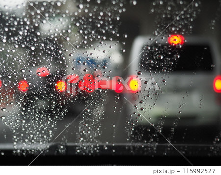 雨天時の運転　雨の道路　6月 115992527