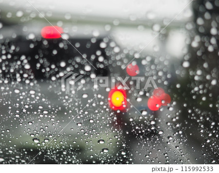 雨天時の運転　雨の道路　6月 115992533