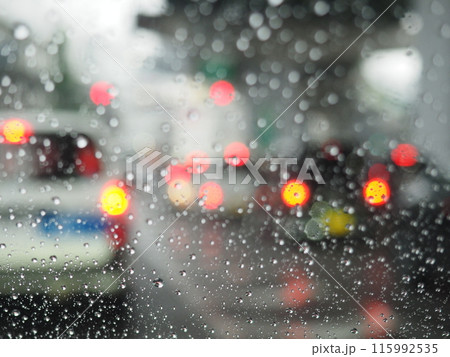 雨天時の運転　雨の道路　6月 115992535