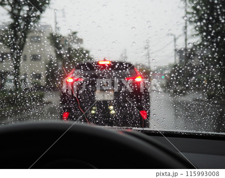 雨天時の運転　雨の日の運転　梅雨 115993008