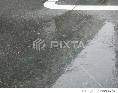 雨の駐車場 雨天 梅雨 雨の駐車場 雨天 梅雨 115993373