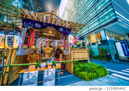 日本の東京都市景観　日本橋3丁目（DIC）に鎮座する神輿…まもなく、日枝神社神幸祭…＝6月5日 115993442