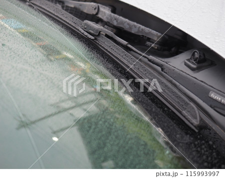 雨の日の自動車　ワイパー　 115993997