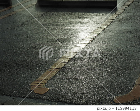 雨上がりの駐車場　濡れた駐車場 115994115