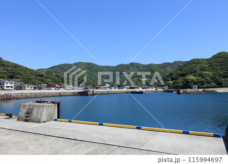 三崎港の漁港と伊予三崎港三崎第1防波堤灯台、町並み風景をフェリー側から見る 115994697