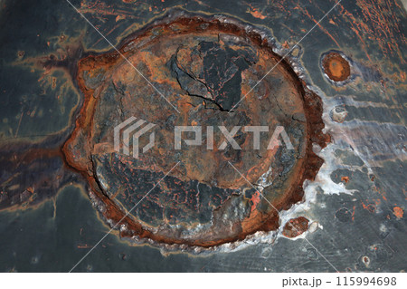 強い印象の「鉄サビ」（係船柱） 115994698