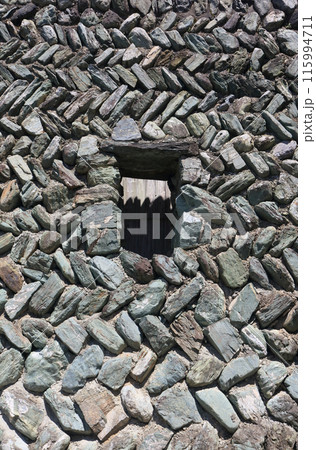 窓のある美しい矢羽積みの石垣 115994711