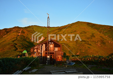 ご来光に染まる越後駒ケ岳と駒の小屋 ご来光に染まる越後駒ケ岳と駒の小屋 115995758