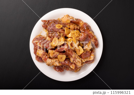 ［カナダ産］豚肩ロース　味付き　焼肉用（ガーリックペッパーステーキ） 115996321