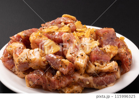 ［カナダ産］豚肩ロース　味付き　焼肉用（ガーリックペッパーステーキ） 115996325