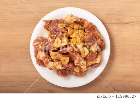 ［カナダ産］豚肩ロース　味付き　焼肉用（ガーリックペッパーステーキ） 115996327