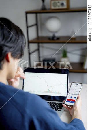 投資をする男性 投資をする男性 115997346