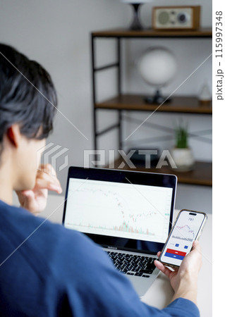 投資をする男性 投資をする男性 115997348