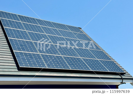 屋根の上に設置された太陽光パネル 屋根の上に設置された太陽光パネル 115997639
