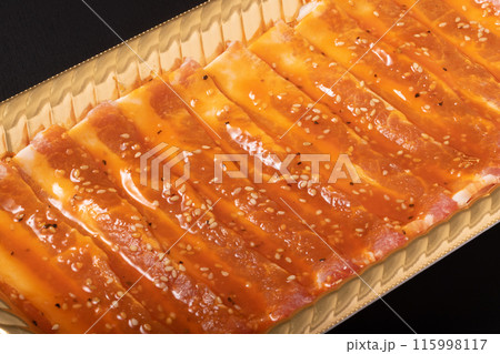 ［カナダ産　豚肉］豚バラ肉　味付け　焼肉用 115998117