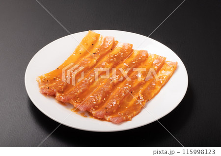 ［カナダ産　豚肉］豚バラ肉　味付け　焼肉用 115998123