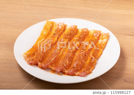 ［カナダ産　豚肉］豚バラ肉　味付け　焼肉用 115998127