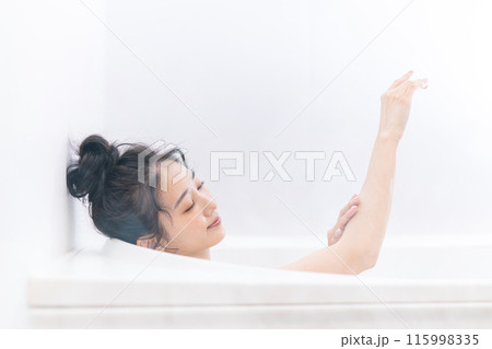 バスタイム　女性　ビューティー 115998335