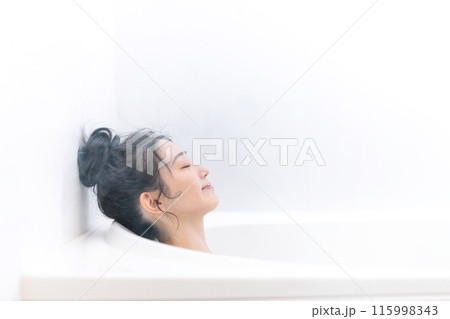 バスタイム　女性　ビューティー 115998343
