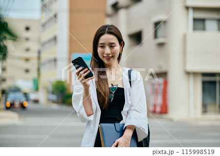 スマホを操作する若い女性 115998519