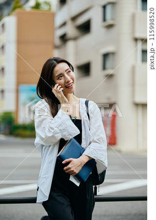 スマホで電話をする若い女性 115998520