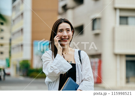 スマホで電話をする若い女性 115998521