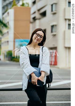 待合せをする若い女性 待合せをする若い女性 115998526