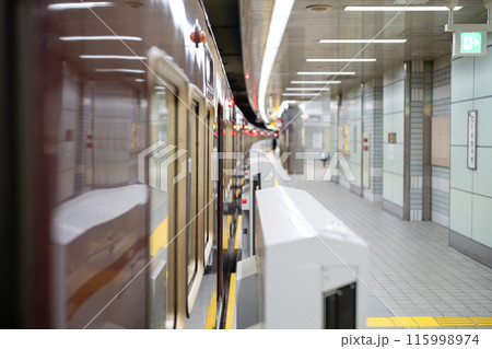 都会の地下鉄ホーム 都会の地下鉄ホーム 115998974