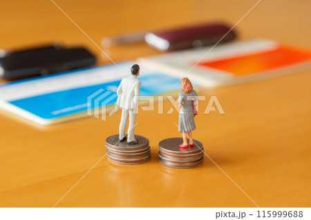 男性と女性、2つの通帳と印鑑によるお金イメージ 男性と女性、2つの通帳と印鑑によるお金イメージ 115999688