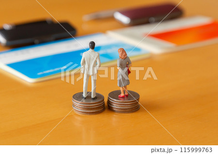 男性と女性、2つの通帳と印鑑によるお金イメージ 115999763