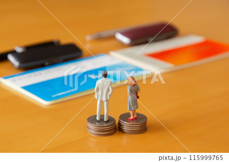 男性と女性、2つの通帳と印鑑によるお金イメージ 115999765