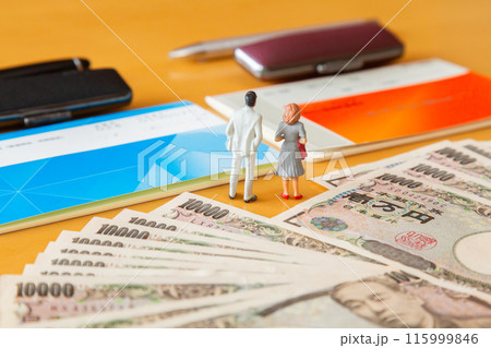男性と女性、2つの通帳と印鑑、一万円札によるお金イメージ 男性と女性、2つの通帳と印鑑、一万円札によるお金イメージ 115999846