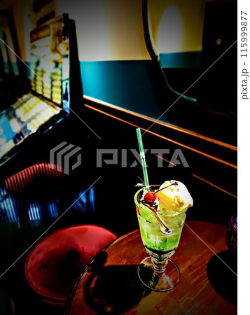 喫茶店のクリームソーダ、昭和レトロな雰囲気のある喫茶店、奥にジュークボックス 115999877