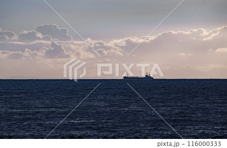 夏の夕暮れ 水平線を走る船 夏の夕暮れ 水平線を走る船 116000333