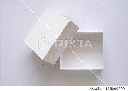 白い箱の蓋をあける 116000690