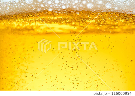 グラスに注がれたビールのクローズアップ 116000954