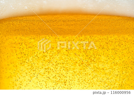 グラスに注がれたビールのクローズアップ 116000956