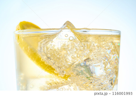 ハイボールのクローズアップ ハイボールのクローズアップ 116001993