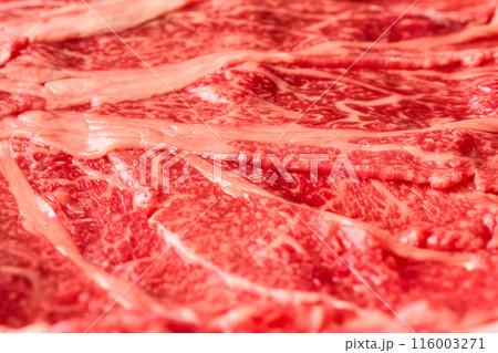 しゃぶしゃぶ用の薄切り肉のクローズアップ しゃぶしゃぶ用の薄切り肉のクローズアップ 116003271