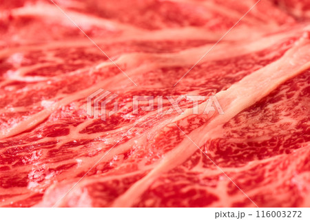 しゃぶしゃぶ用の薄切り肉のクローズアップ しゃぶしゃぶ用の薄切り肉のクローズアップ 116003272