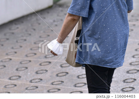 日本の東京都市景観 腕マスクの高齢者…手放せないマスク…呪縛からの解放には…＝横浜市内 116004403