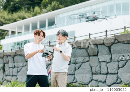 屋外でドローンを使った撮影を行う映像クリエイター 116005022