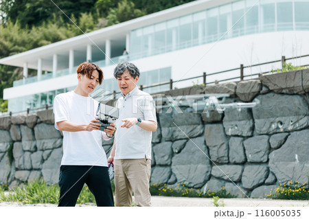 屋外でドローンを使った撮影を行う映像クリエイター 屋外でドローンを使った撮影を行う映像クリエイター 116005035