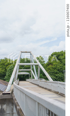 【千葉県千葉市】京成千原線・学園前駅から明徳学園へ続く歩道橋 【千葉県千葉市】京成千原線・学園前駅から明徳学園へ続く歩道橋 116007400