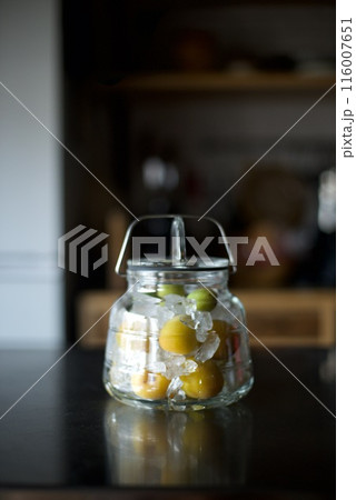 シロップを作るために梅と氷砂糖とガラス瓶に入れたところ 116007651