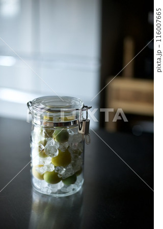 シロップを作るために梅と氷砂糖とガラス瓶に入れたところ 116007665