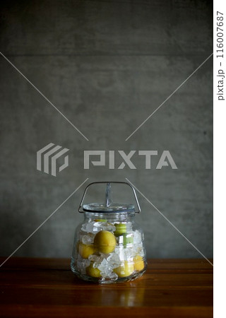 シロップを作るために梅と氷砂糖とガラス瓶に入れたところ 116007687