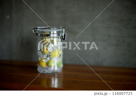 シロップを作るために梅と氷砂糖とガラス瓶に入れたところ 116007725