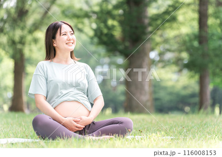 森・公園でマタニティヨガ・プレママヨガ・ピラティス・ストレッチをする若いアジア人女性 116008153