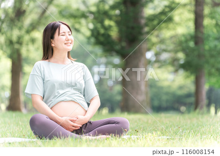 森・公園でマタニティヨガ・プレママヨガ・ピラティス・ストレッチをする若いアジア人女性 116008154